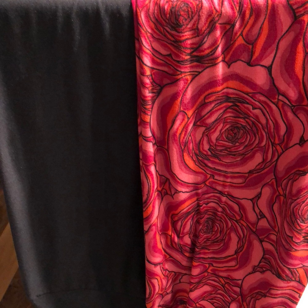 LulaRoe Tall & Curvy leggings - black + roses